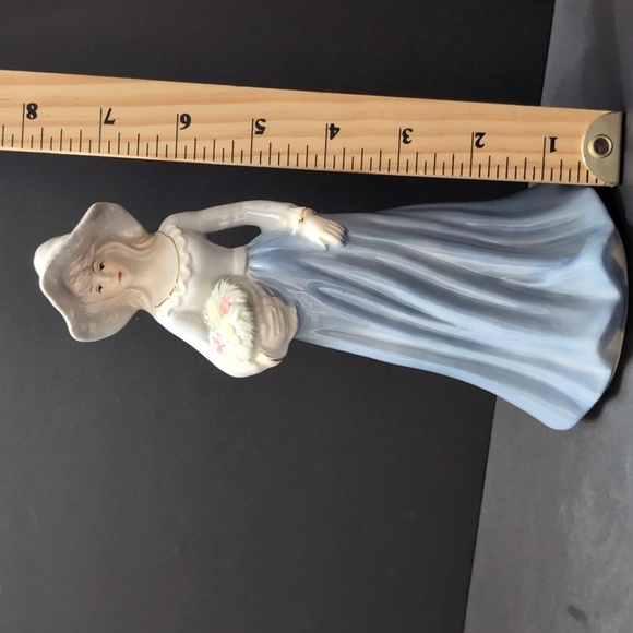 Vintage Lladro Porcelain Lady With Flowers Figurine. - Picture 9 of 10